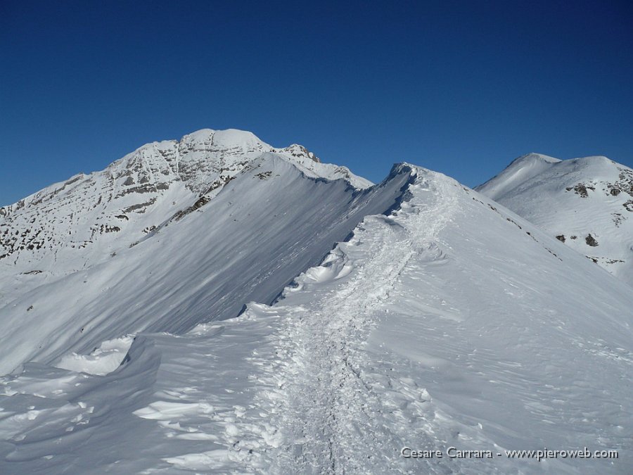 10-spettacolare e aerea cresta del Grem..jpg